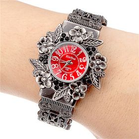 Vintage Ladies Bracelet Watch Pattern 3D Engraved Skeleton Quartz Watch Fancy Women Watches Jewelry Sophisticated And Stylish Women Watch (Color: Red)